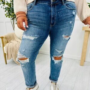 Judy Blue Somewhere On a Bleach Mid Rise Boyfriend Jeans in REG/CURVY